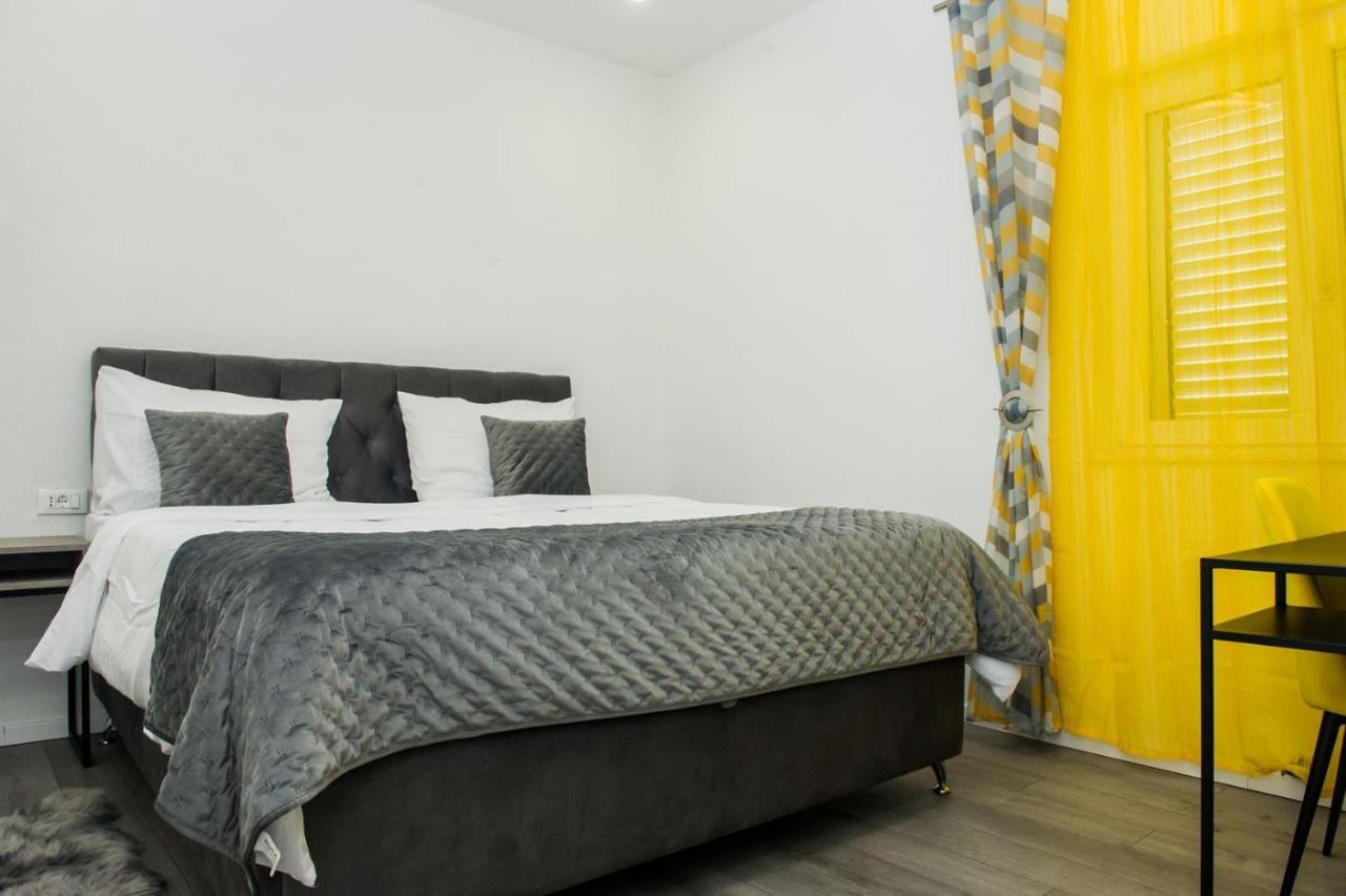 Apartment Lux Elba Kastela Exterior photo